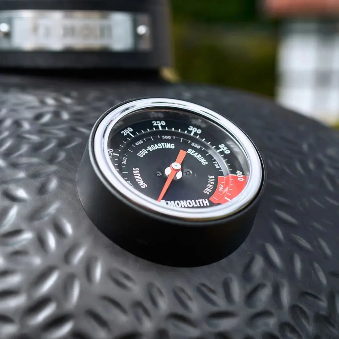Temperature gauge on a Monolith Avantgarde kamado grill