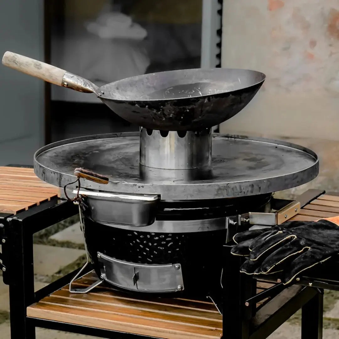 Monolith Kamado Grill JUNIOR ICON Wok Crown in use