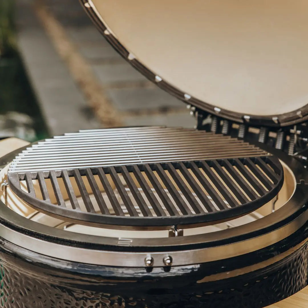 Monolith TWO 66cm Black kamado grill closeup
