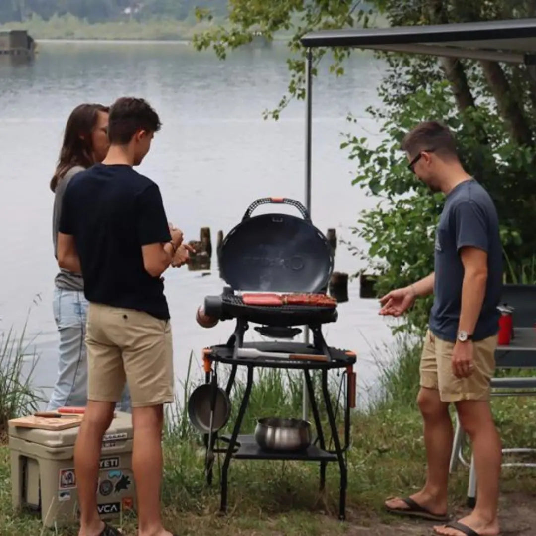 Black O-Grill 500 on the stand in use